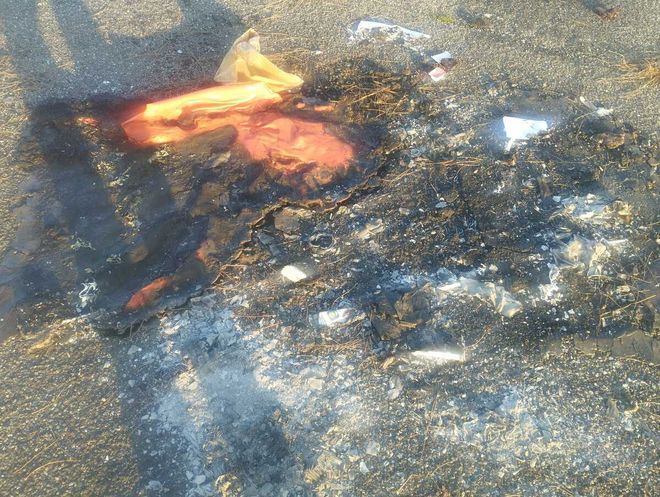 Quel che resta di uno dei jersey carbonizzati Quel che resta di uno dei jersey carbonizzati