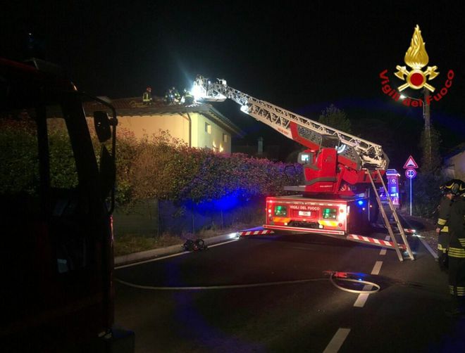 Le immagini dell'intervento dei vigili del fuoco di questa notte a Cocquio Trevisago