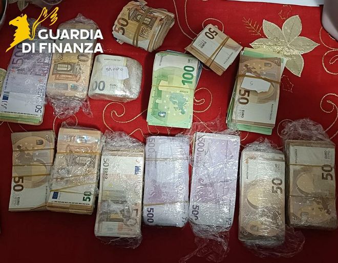 Traffico di droga, nove arresti della Finanza di Firenze: indagini e sequestri anche a Busto Arsizio