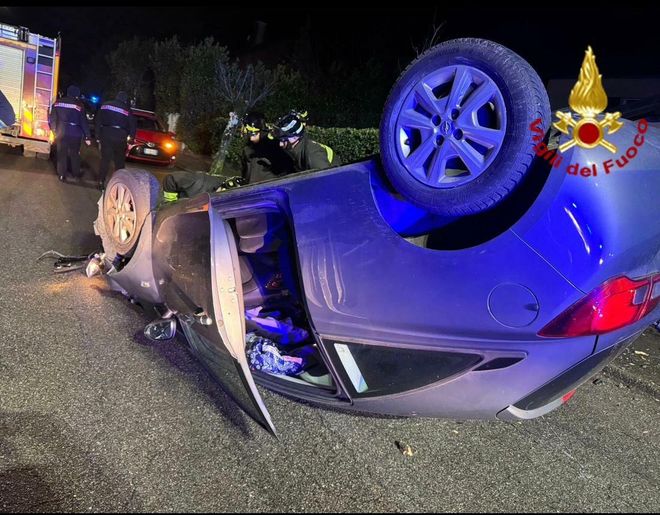 L'auto ribaltata a Orino