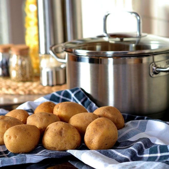 Nel sughetto del coniglio con gli aromi si cuociono poi le patate