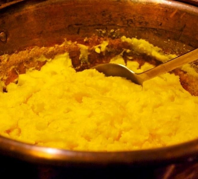 La lepre con polenta, ricetta per i giorni di festa