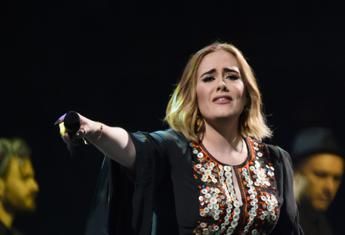 Adele si commuove a Las Vegas: &quot;Mi mancherete terribilmente&quot;