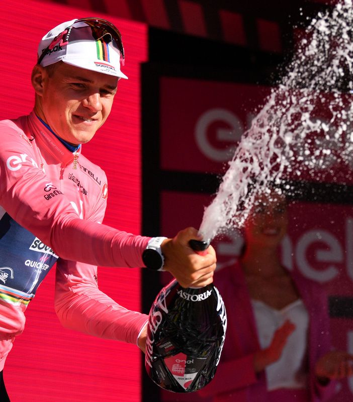 BuonGiro.  È già King Remco, incoronato prima maglia rosa: Evenepoel vola sula Costa dei Trabocchi