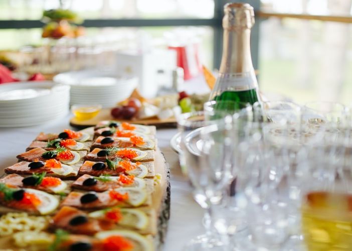 Gestire eventi a Milano senza stress: il noleggio di attrezzature per il catering come chiave del successo