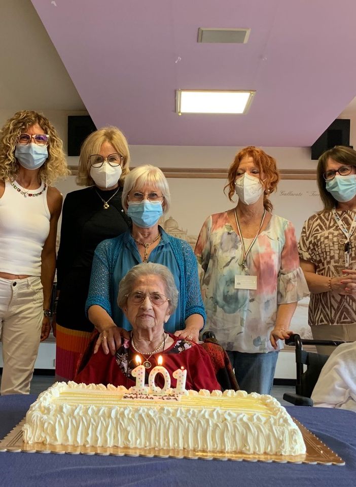 Gallarate, auguri alla supercentenaria Santina. Il segreto dei 101 anni? «Lavorare tanto e aiutare gli altri»