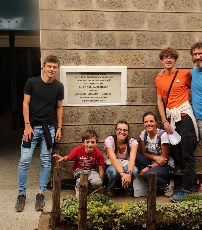 La famiglia Marelli davanti alla targa che ricorda l'inaugurazione del dispensario, realizzato grazie ai fondi raccolti da Associazione Christian