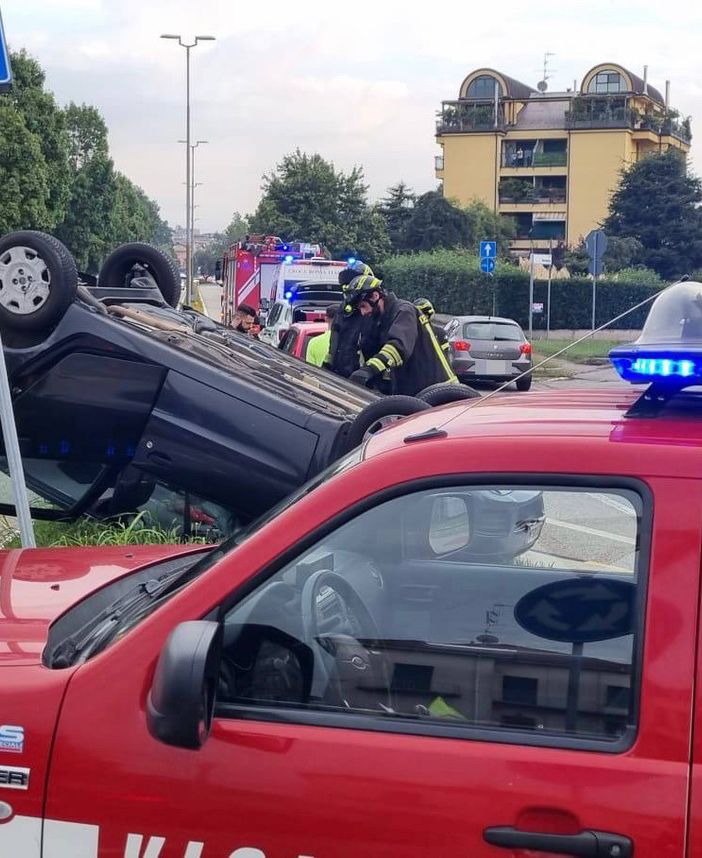 FOTO. Ancora un incidente in via Carlo Noè: si ribalta auto a Gallarate