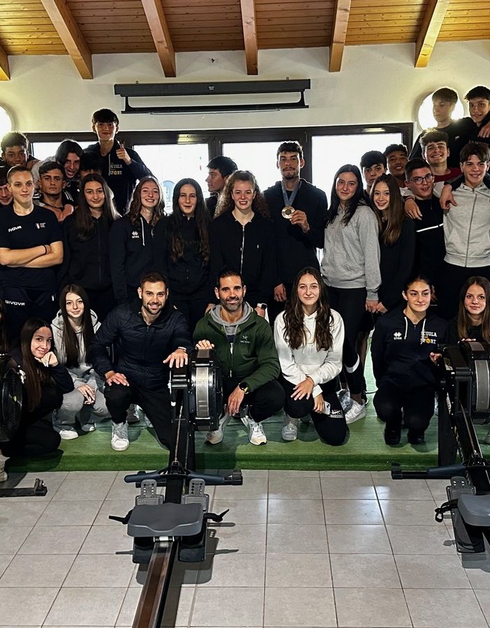 Lezione a Monate per gli studenti del liceo Pantani. Con loro Gabriel Soares, argento olimpico nel canottaggio