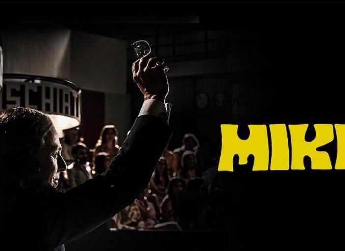&quot;Mike&quot; vince ancora in tv. La miniserie conquista il pubblico (ed emoziona la moglie)
