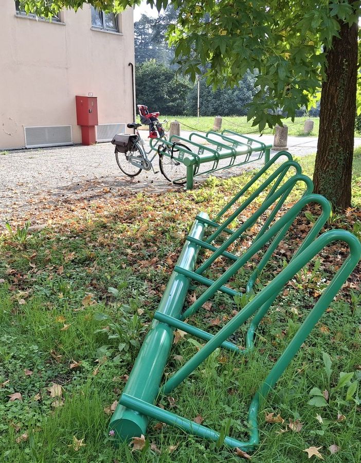 Le nuove rastrelliere posizionate nel sedime ospedaliero di Busto