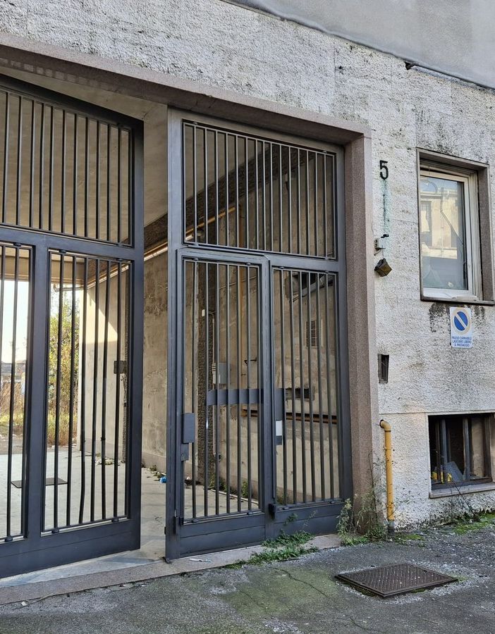 L'ingresso del famigerato civico 5, in via Dei Mille, aperto e non sorvegliato nella giornata di domenica