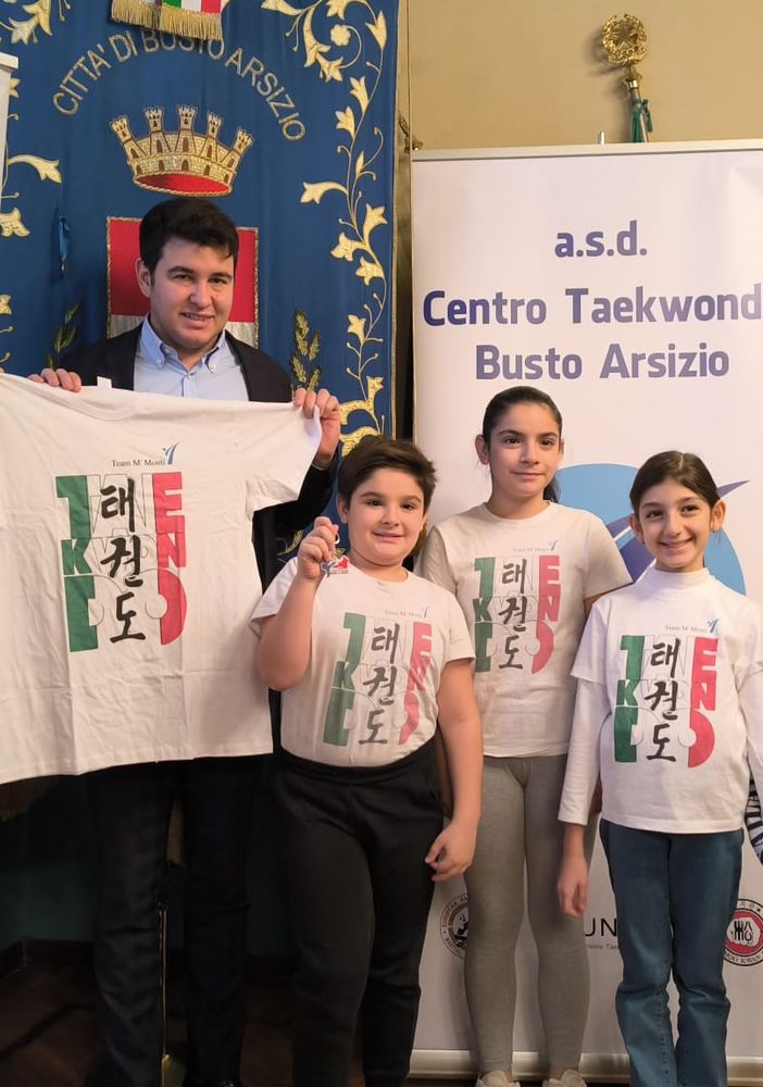 Il maestro Vito Monti, l'assessore allo sport Luca Folegani e i piccoli praticanti di taekwondo