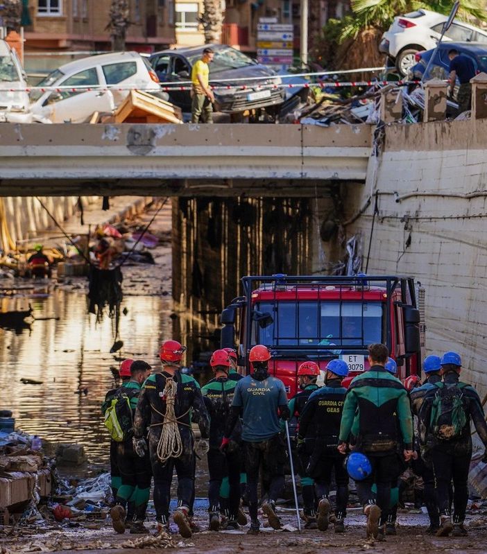 Alluvione in Spagna, anziana salvata dopo tre giorni in auto