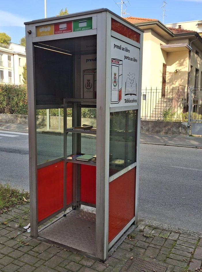 Una delle bibliocabine di Cassano Magnago
