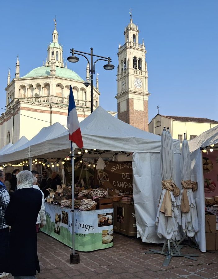 Domenica di bancarelle a Busto con mercatino francese, mercato contadino, ambulanti dell'Insubria e di Forte dei Marmi