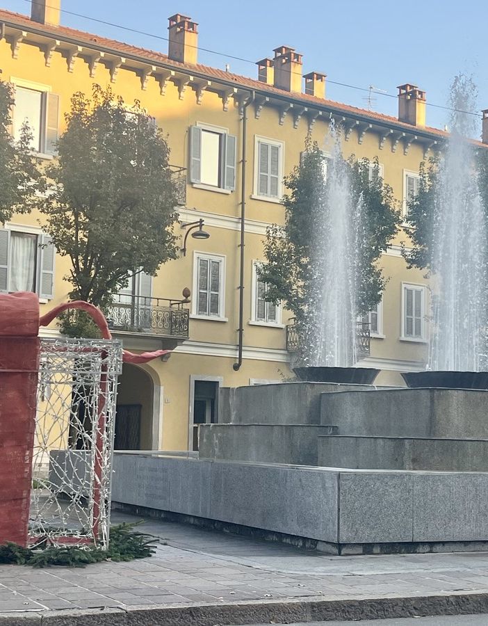 Un pacco (in futuro) luminoso in piazza Garibaldi