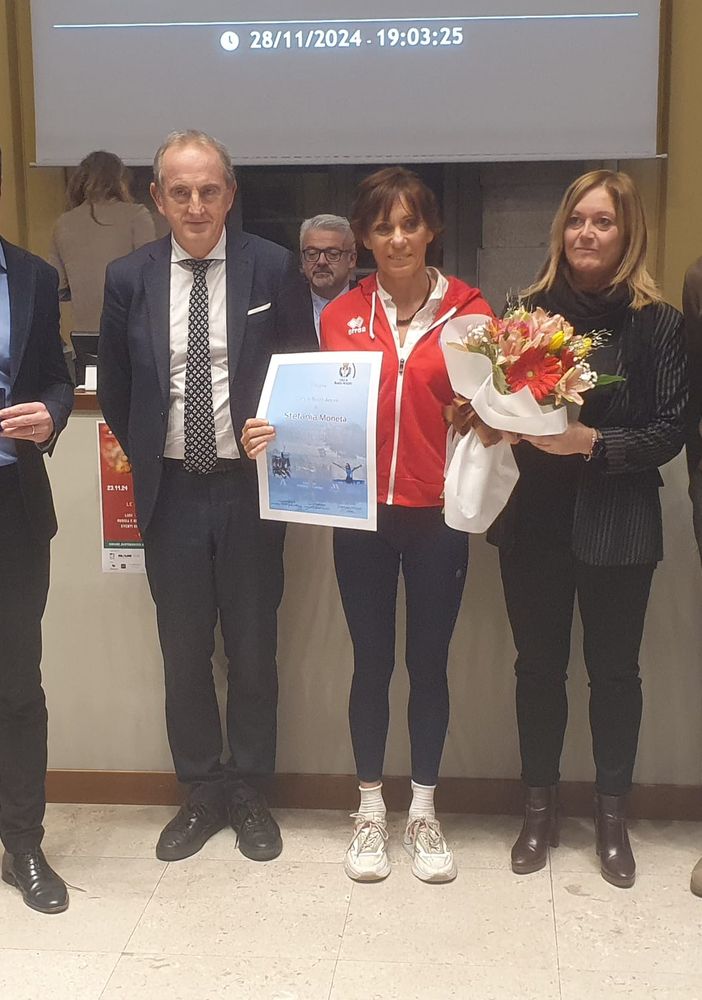 La triatleta Stefania Moneta premiata in Comune: «Esempio di carattere e resilienza bustocchi»