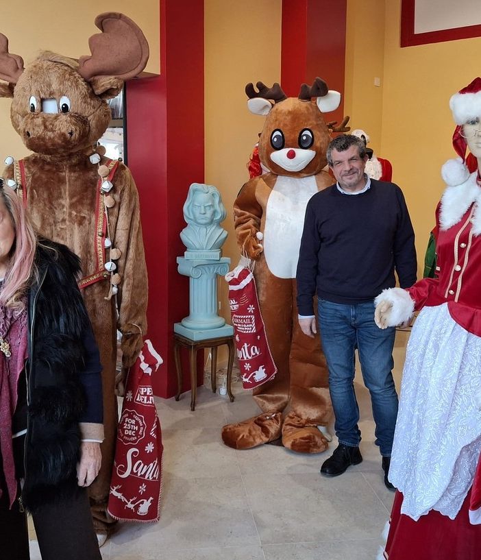 Ileana Gussoni e Alessio Quitadamo nella vetrina natalizia