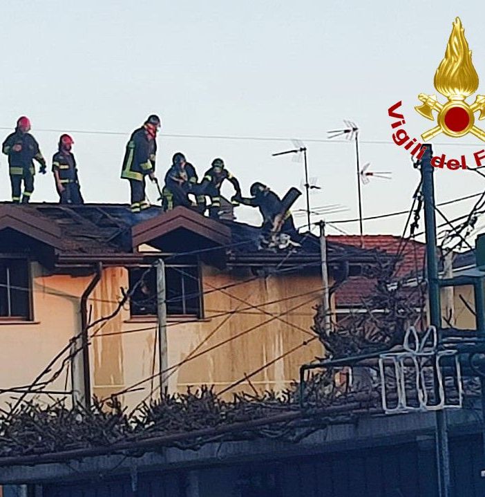 FOTO. Pomeriggio di fuoco a Busto: fiamme in un edificio di due piani