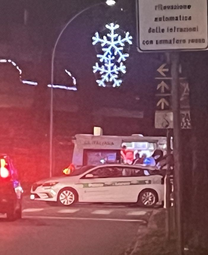 Scontro tra auto e moto, soccorso un uomo in viale Alfieri a Busto