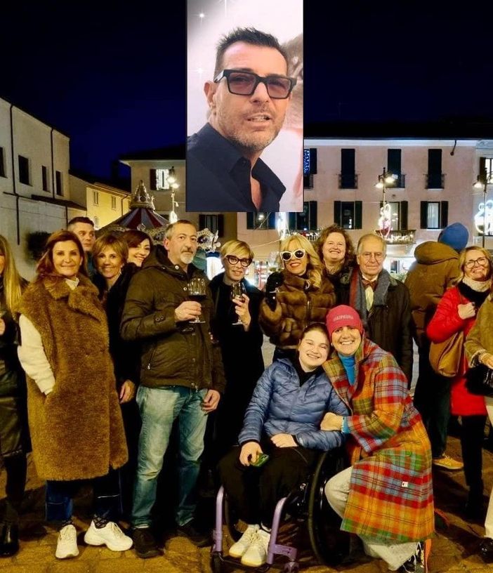 LA FOTO. Un compleanno importante, la piazza e la luce del ricordo di un amico
