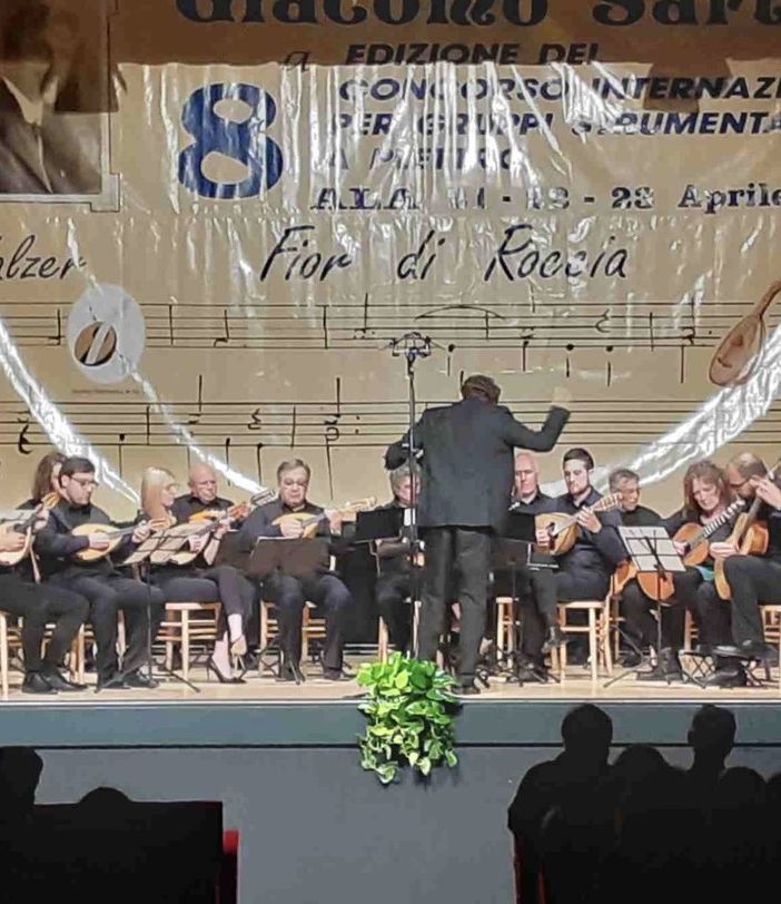 «Venite a imparare a suonare il mandolino da noi». La storica orchestra di Busto in cerca di futuro