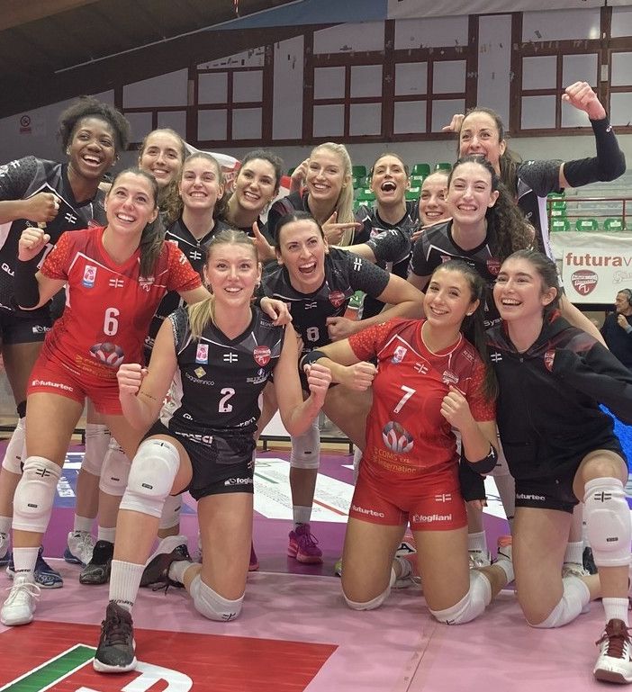 Settima vittoria di fila per la Futura Busto che festeggia anche il primato in classifica (foto in gallery di Loris Marini per Lega Volley Femminile)