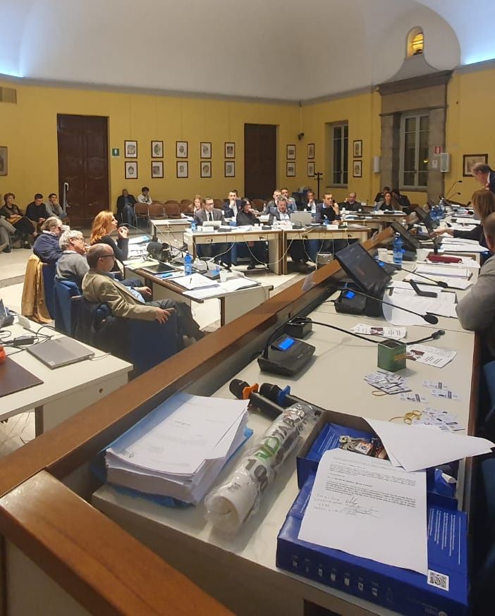 Scontro durissimo in Consiglio sul rimpasto, Cascio: «Capolavoro della brutta politica». E si dimette