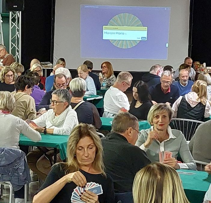 Il torneo di Scala 40 dei “Van da Parlur” per la Mensa del Padre Nostro. «Insieme per un gesto di solidarietà»
