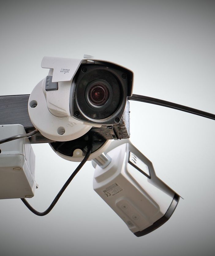 Telecamera distrutta e furto in pieno centro: tre minori denunciati a Gallarate