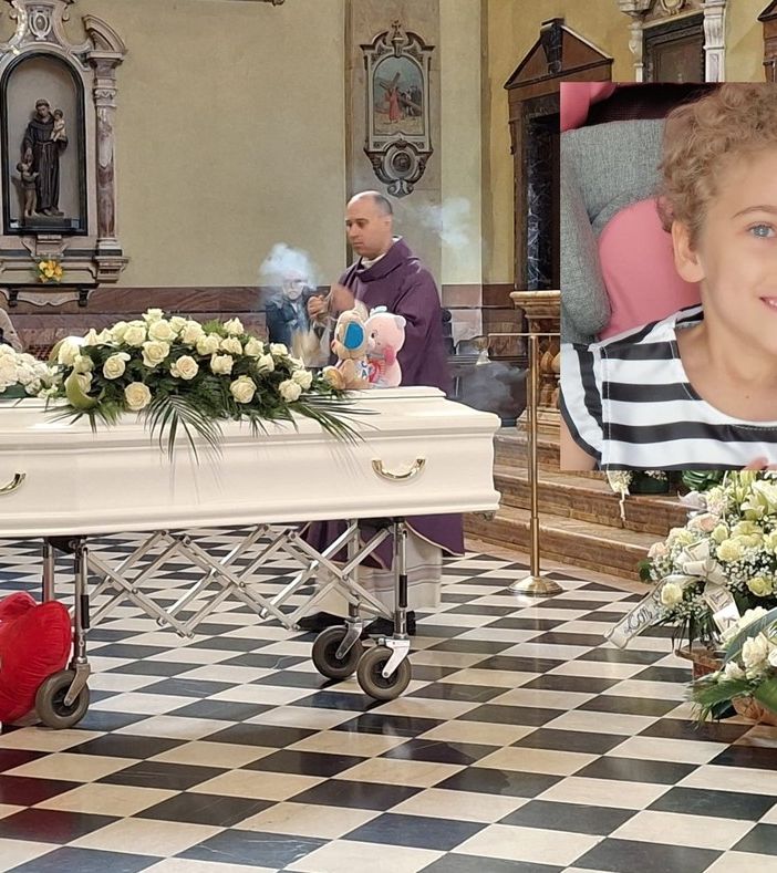 Il silenzio che non si scioglie: commosso addio alla piccola Matilde