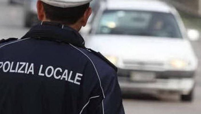 Luino, minorenne ruba abbigliamento in un negozio del centro: preso dalla polizia locale