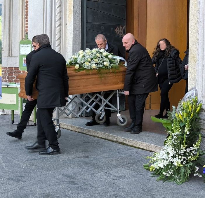 Fiori biancoblù per l'ultimo saluto a Giorgio Giacomelli