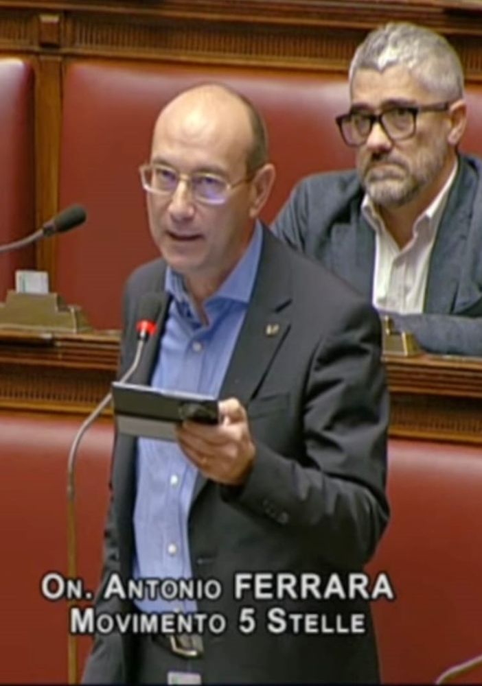 Il deputato varesino Ferrara di nuovo papà. L’applauso della Camera per il piccolo Luca