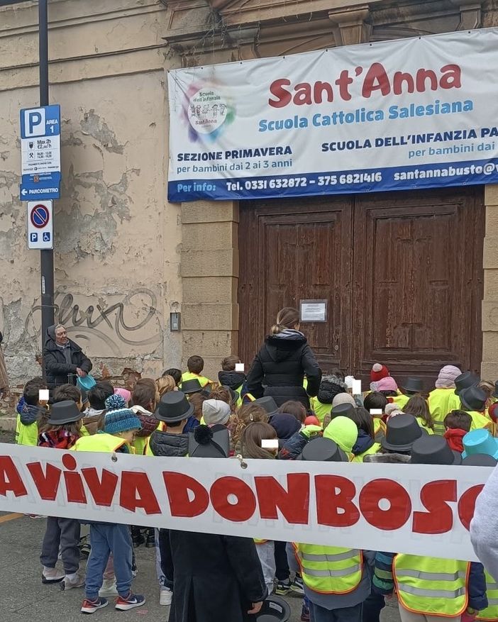 «Viva don Bosco!». L'emozione dei bimbi che passeggiano come il santo (e Ai non significa intelligenza artificiale)