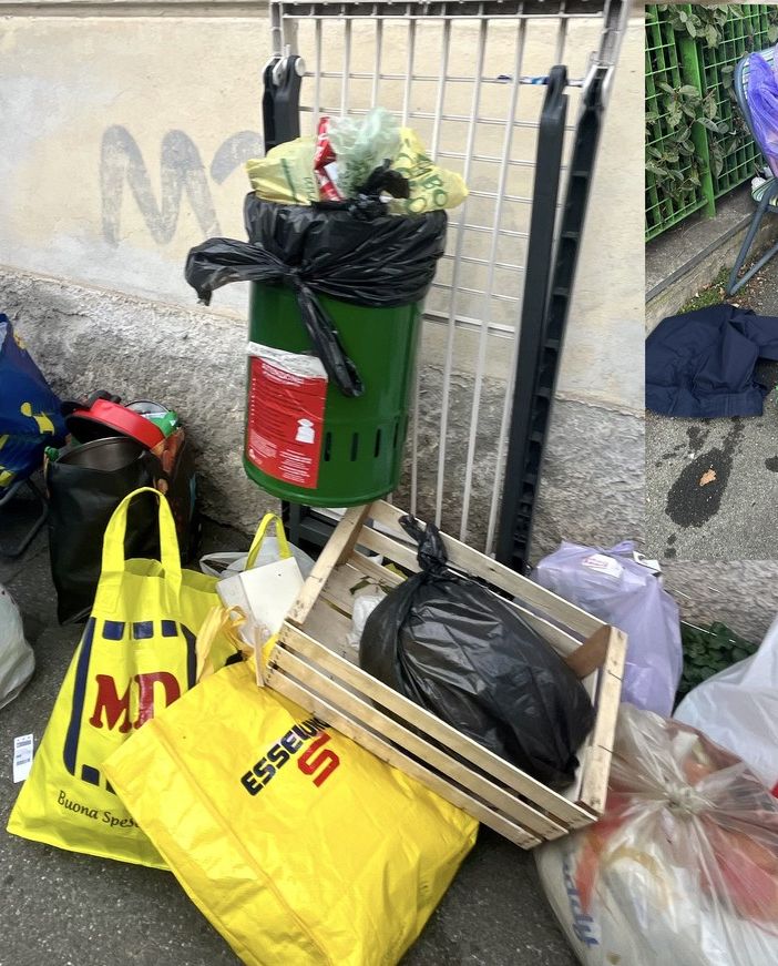 Nella foto grande, via Muratori scenario anche a Capodanno di inciviltà. Nell'altra immagine, via Monti sempre ieri