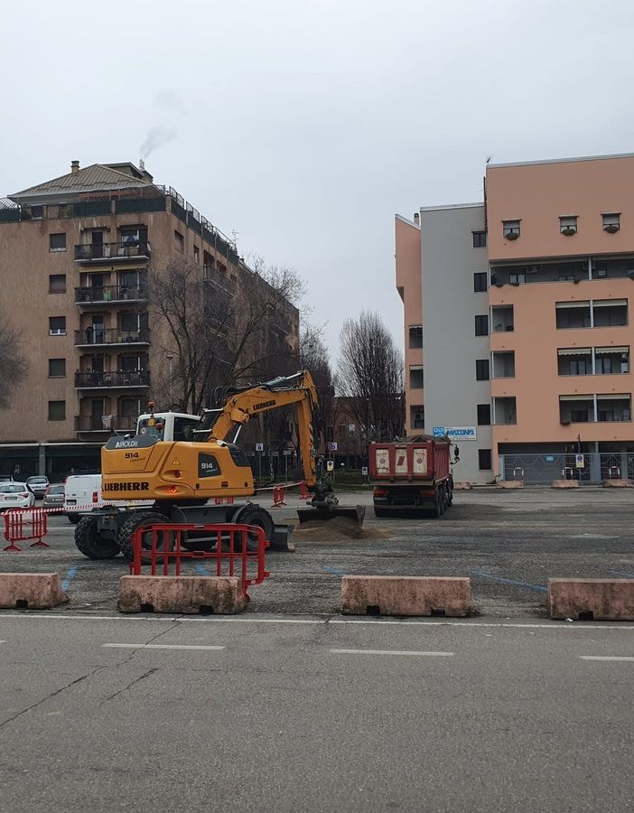 In via Einaudi ci si prepara al grande falò