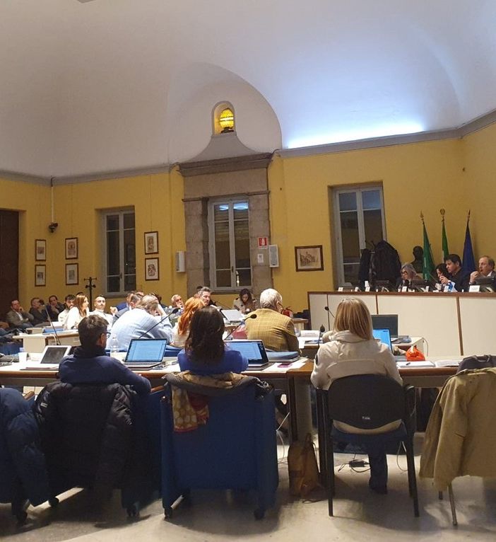 Il Consiglio elimina la sfiducia agli assessori. Il sindaco: «Maggioranza coesa e nessuno è ricattabile»