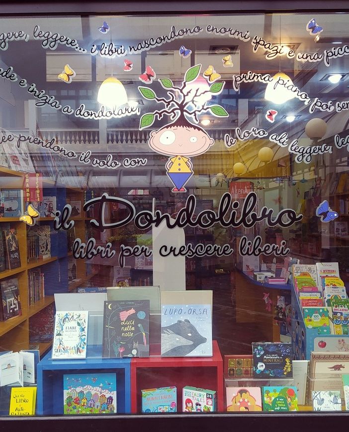 La vetrina de Il Dondolibro (foto dalla pagina Facebook della libreria)