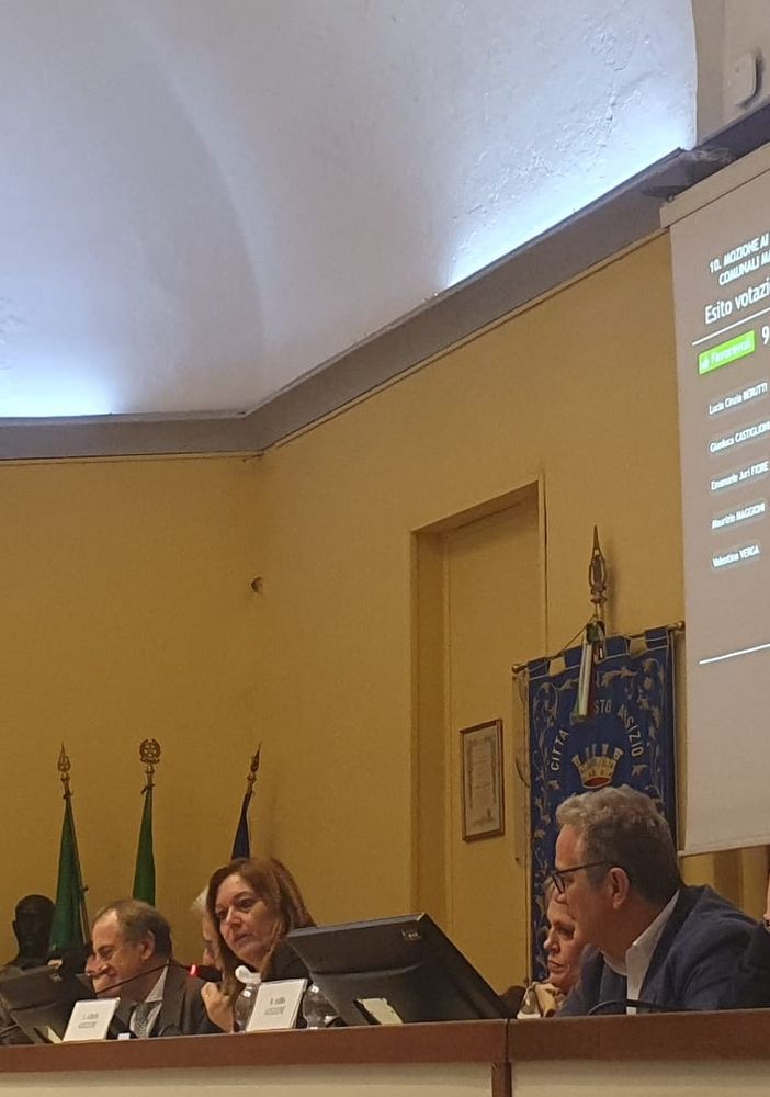 Caso Sabba, l’opposizione attacca: «Regole infrante». Ma la mozione di censura non passa