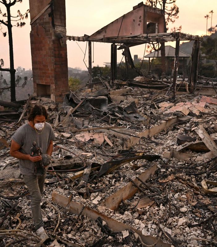 Incendio a Los Angeles, Biden: &quot;Una scena di guerra&quot;. Danni stimati in 150 miliardi