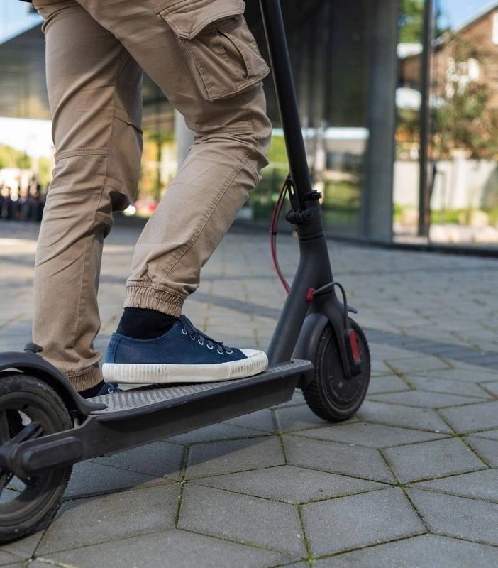 Obbligo di casco fa crollare del 30% il noleggio dei monopattini