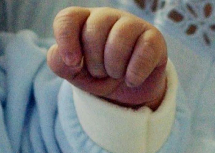 Neonata ritrovata a Cosenza, rapitori presi in casa: blitz alla festa per la &quot;nascita&quot;