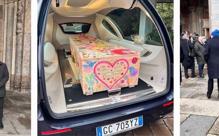 A Milano i funerali di Rosita Missoni: la bara avvolta dai colori iconici del brand di Sumirago con disegni e dediche dei suoi nipoti