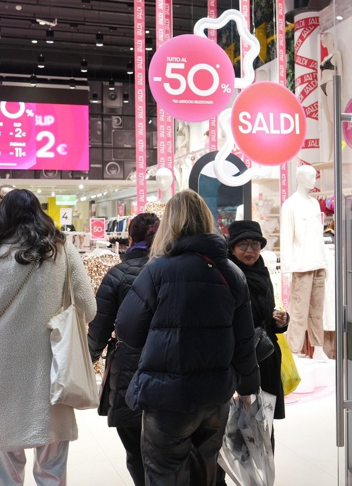 Conto alla rovescia per i saldi invernali, nel Varesotto si inizia sabato: in media spenderemo 218 euro a famiglia