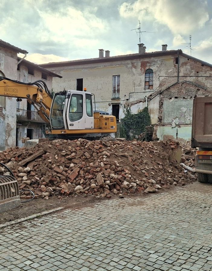 LA FOTO. Via Solferino, ruspe in azione