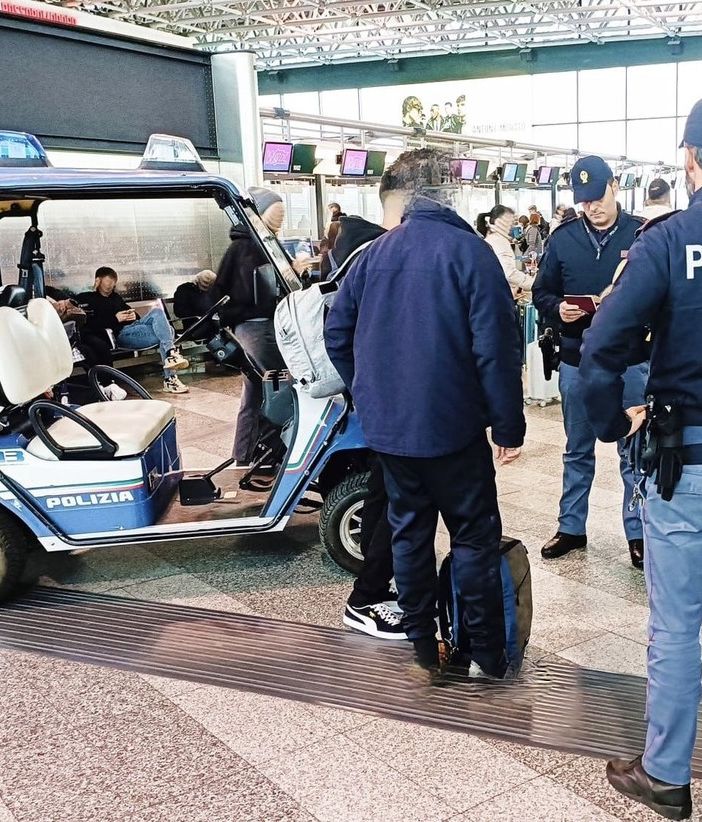 Rubavano ai passeggeri di Malpensa, due persone arrestate dalla polizia