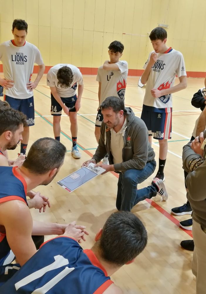 Un timeout di coach Luca Taverna (foto Rovelli)