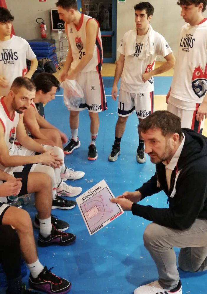 coach Luca Taverna durante un timeout (foto Rovelli)